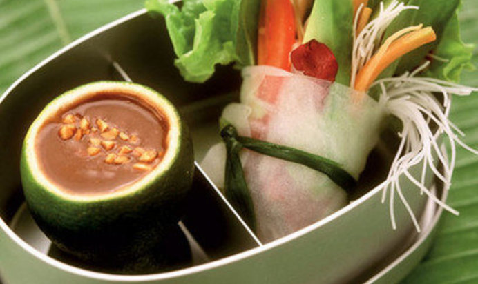 Роллы с овощами из рисовой бумаги с арахисовым соусом