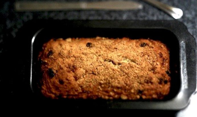 Банановый кекс с изюмом и миндалем