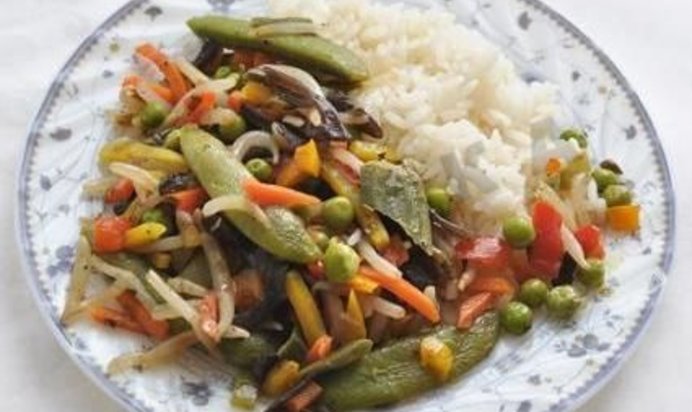 Овощи с черным чесноком и рисом