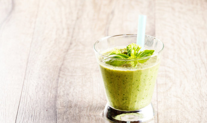 Смузи с дыней, манго, апельсином и щавелем