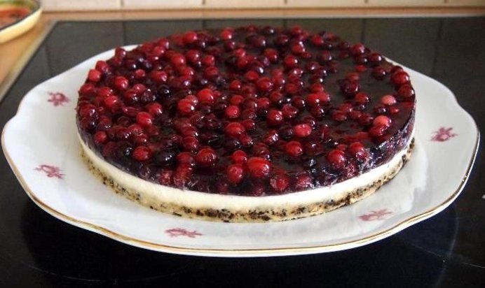 Торт с белым шоколадом и клюквой