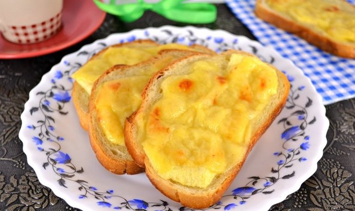 Гренки с яблоком и сыром