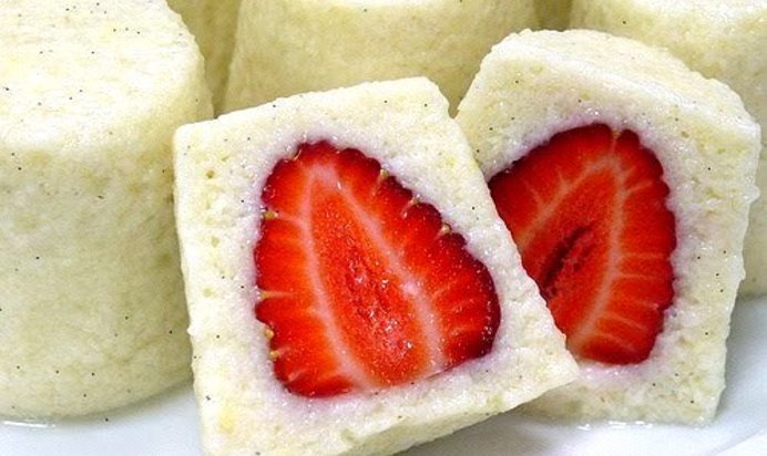 Утренние сливочные манные пирожные со свежей клубникой и ванилью