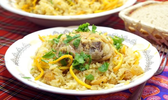 Плов с курицей, изюмом и морковью по-корейски