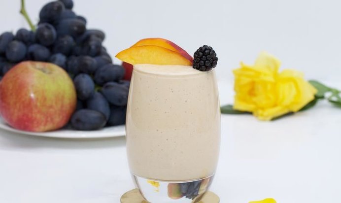 Десерт-коктейль из мороженого и печеных яблок