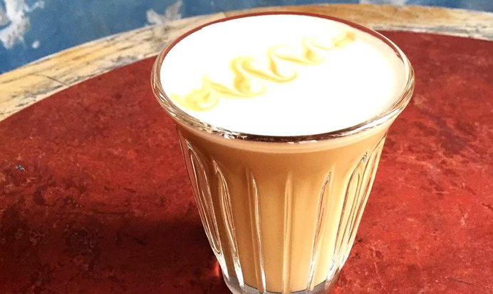 Кофе с молоком, гречишным медом и ванильной солью