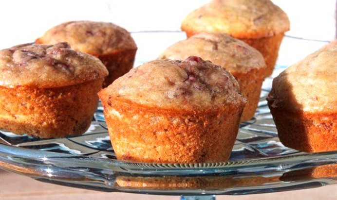 Зимние маффины с клюквой и орехами