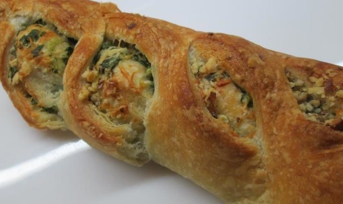 Слоеный багет с соусом песто