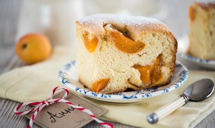 Пирог шарлотка с абрикосами
