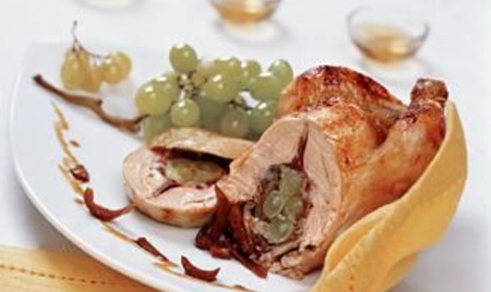Цыпленок, фаршированный виноградом с белыми грибами