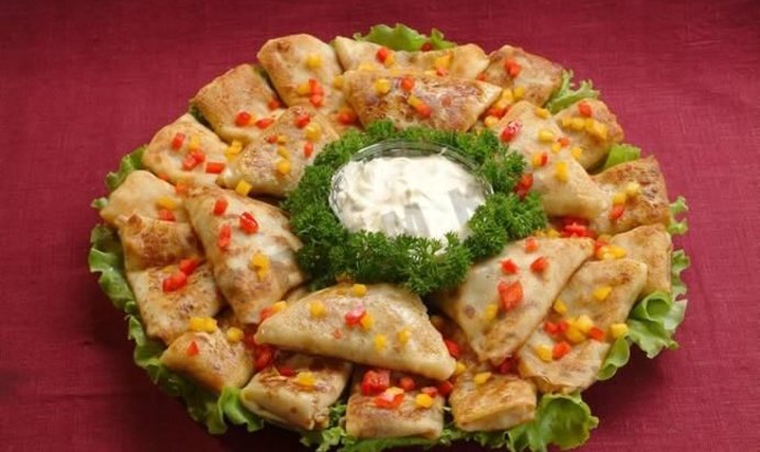 Блины фаршированные скумбрией яйцом и зеленым луком