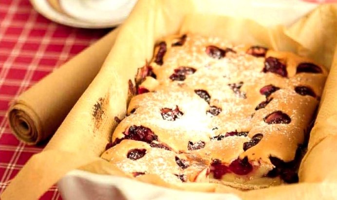 Шарлотка с вишней в мультиварке