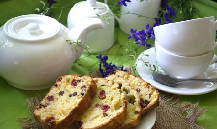 Кекс на кефире с вяленой вишней и изюмом