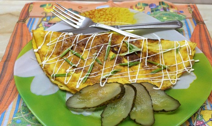 Омлет из двух яиц фаршированный твердым сыром и грибами