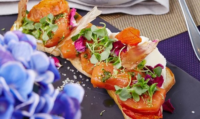 Брускетта с лососем, сливочным сыром и песто от Михаила Кукленко