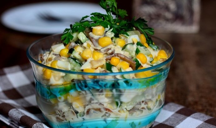 Салат с курицей, виноградом и фисташками