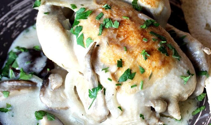 Цыплята по‑французски с тимьяном, белым вином и грибами