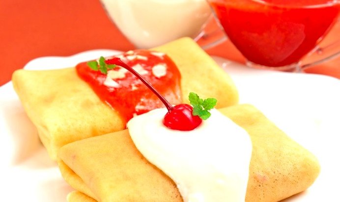 Блины с творогом, вишней, клубничным и ванильным соусом