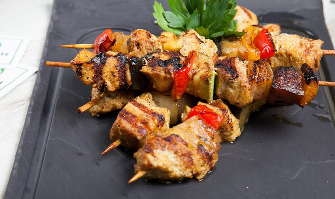 Шашлык из куриных грудок с овощами