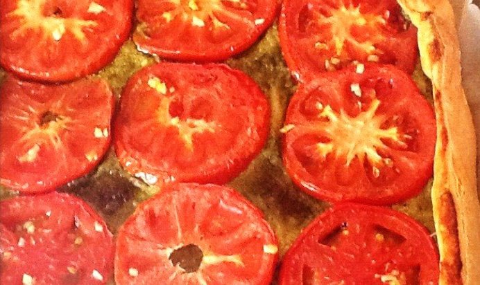 Пирог с помидорами и песто