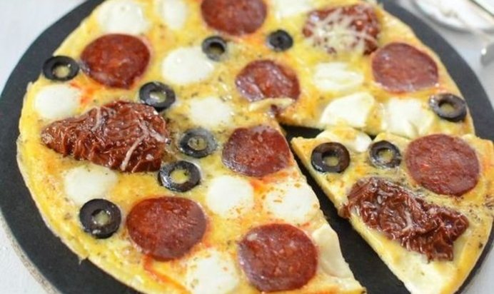 Омлет с моцареллой, сырокопченой колбасой и вялеными помидорами