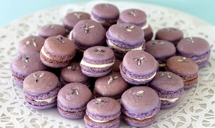 Лавандовые пирожные макароны