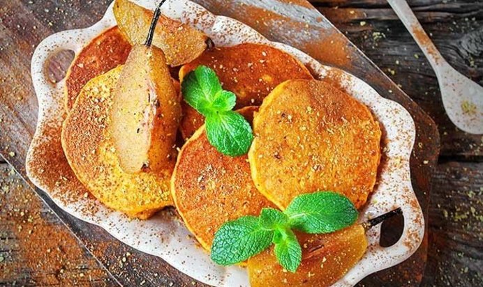 Тыквенные оладьи с пряными грушами в сиропе