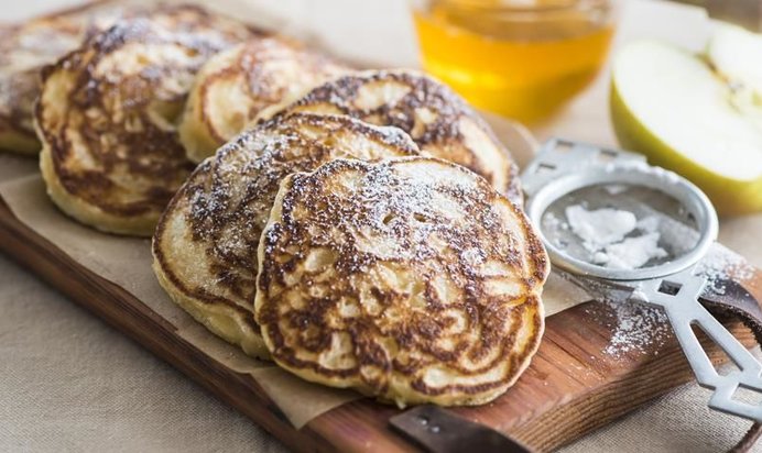 Пышные оладьи с яблоками