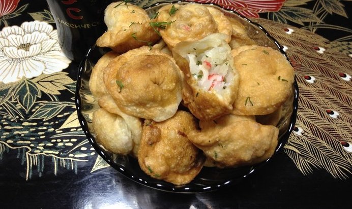 Жареные пельмени с рисом и крабовыми палочками