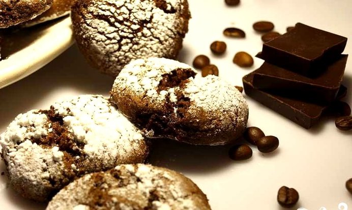 Шоколадное печенье с корицей и кофе