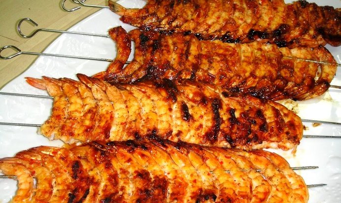 Шашлык из креветок на шпажках