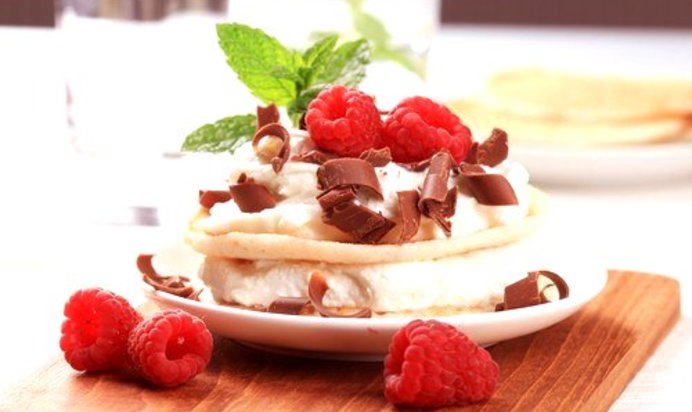 Бисквитные пирожные с творогом и малиной