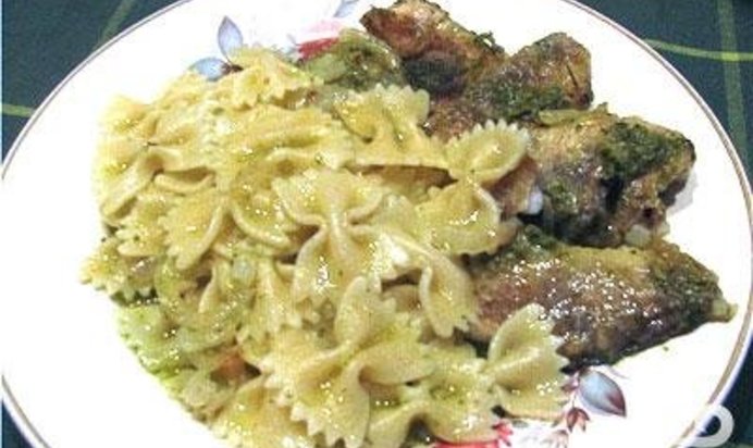 Рыба под соусом песто в горшочках