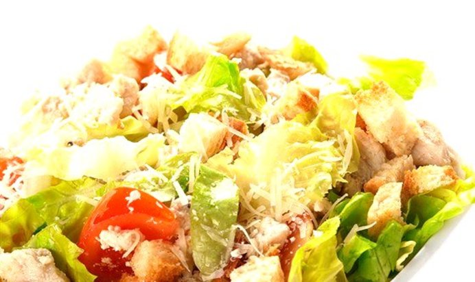 Салат «Цезарь» с чесночным майонезом