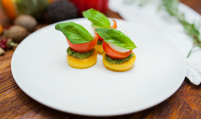 Канапе из поленты с помидорами черри и соусом песто