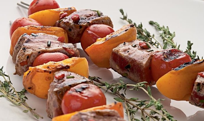 Шашлыки из свинины с абрикосами и помидорами