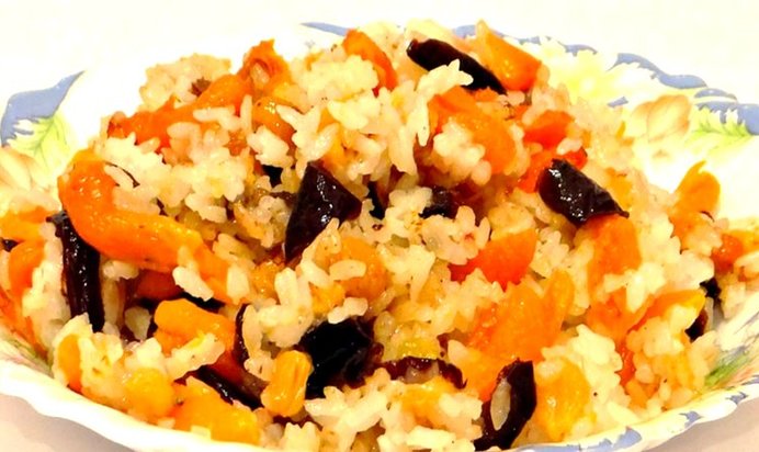 Постный плов с черносливом и курагой