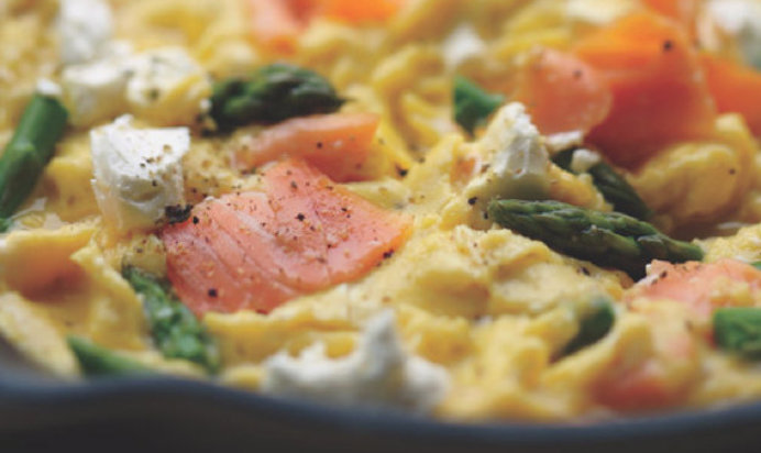 Омлет с копченым лососем, спаржей и козьим сыром