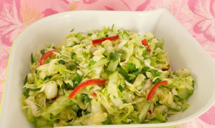 Салат из свежей капусты, огурцов и болгарского перца
