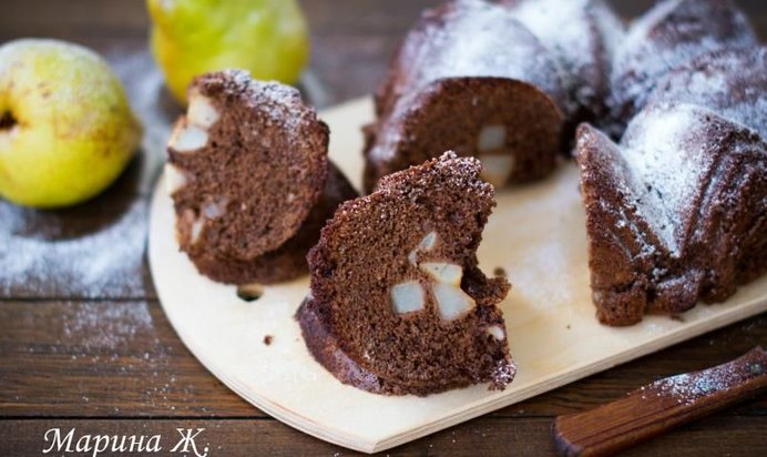 Шоколадная шарлотка с грушей в корице