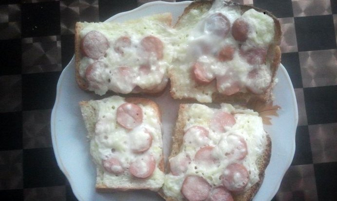 Горячие бутерброды с сосисками и с горчицей в микроволновке