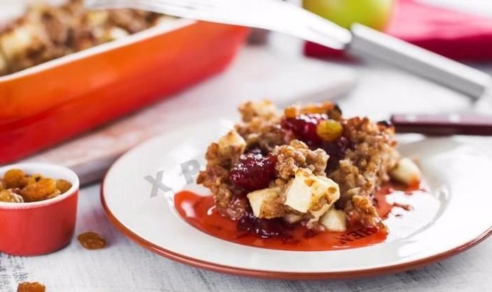 Постная гречневая запеканка с яблоками и изюмом