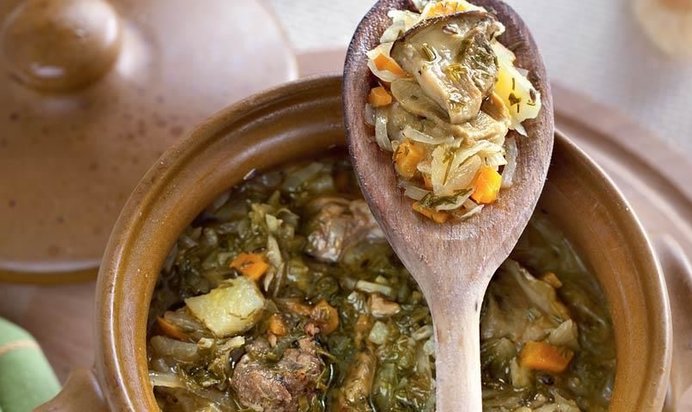 Щи на говяжьем бульоне с кислой капустой