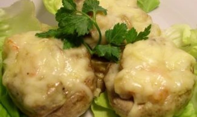 Жюльен из креветок с белым вином в шампиньонах