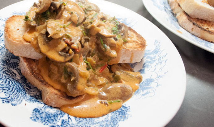 Закуска из грибов в сливочном соусе для тостов