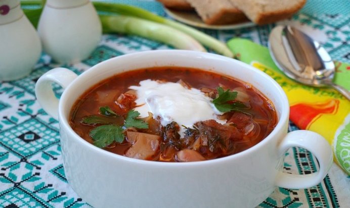 Постный борщ с фасолью и толстолобиком в томате