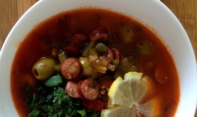 Солянка с копчеными ребрами и колбасками