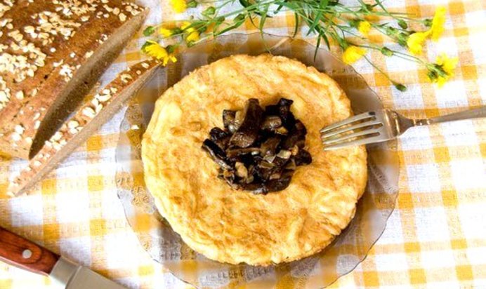 Омлет с грибами, луком и зеленью