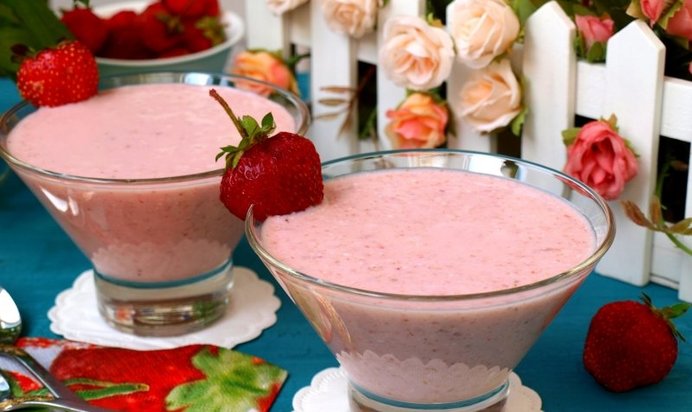 Творожный смузи с клубникой и бананом