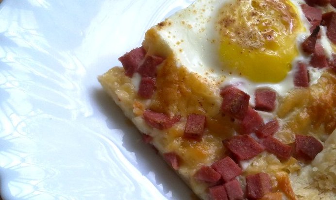Яичница на слоеном тесте